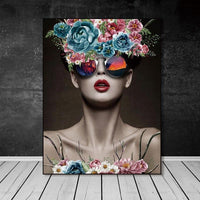 Abstraktes Blumenmädchen mit Sonnenbrille Reflektionsposter - Avenila - Innenbeleuchtung, Design & mehr