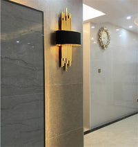 Lampada da parete a led con tubo in metallo dorato con corpo nero - Avenila - Illuminazione, design e altro ancora