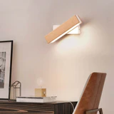 Lampada da parete moderna nordica a LED in legno massello a LED rotante per camera da letto